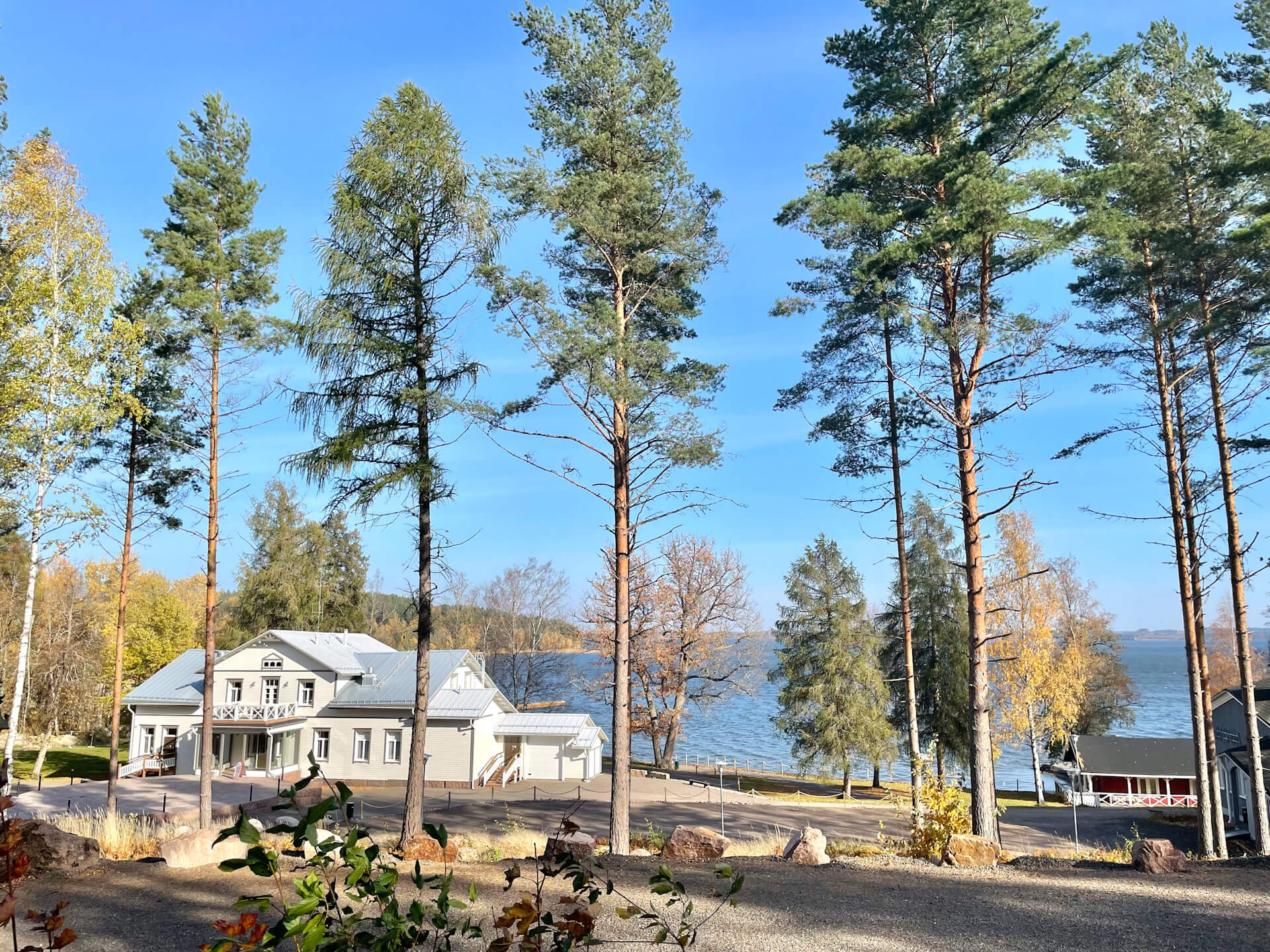 kartano_syksyllä_yläparkkipaikalta_järvellepäin_kansikuva2