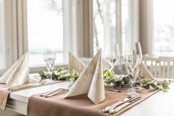 vaalea_juhlakattaus_ravintola_Balladi_keskikokoinen_kuva
