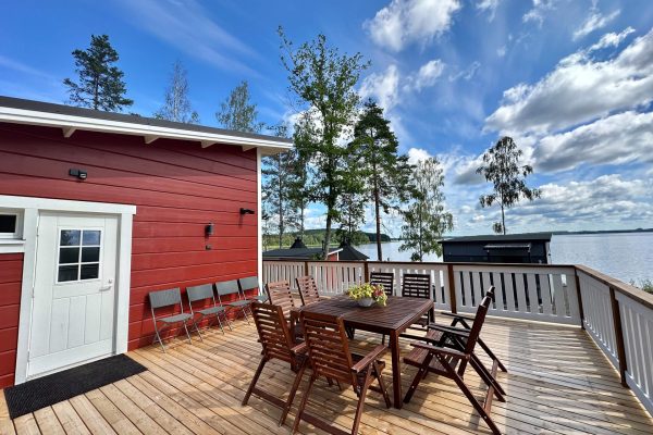 huvilasauna-terassi-kesällä